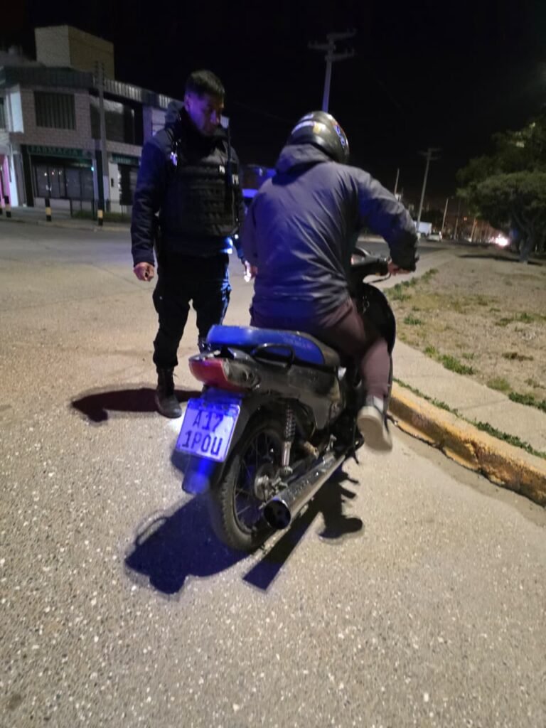Salió a andar en moto y se la secuestraron por falta de papeles