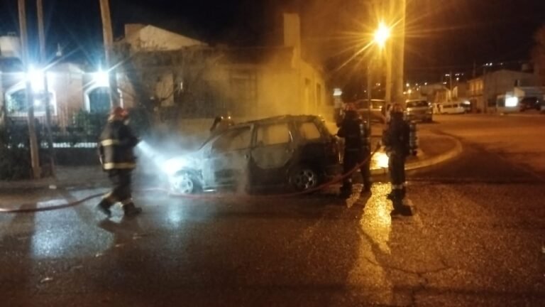 Se prendió fuego un vehículo en el barrio Quirno Costa y no pudieron dar con el dueño