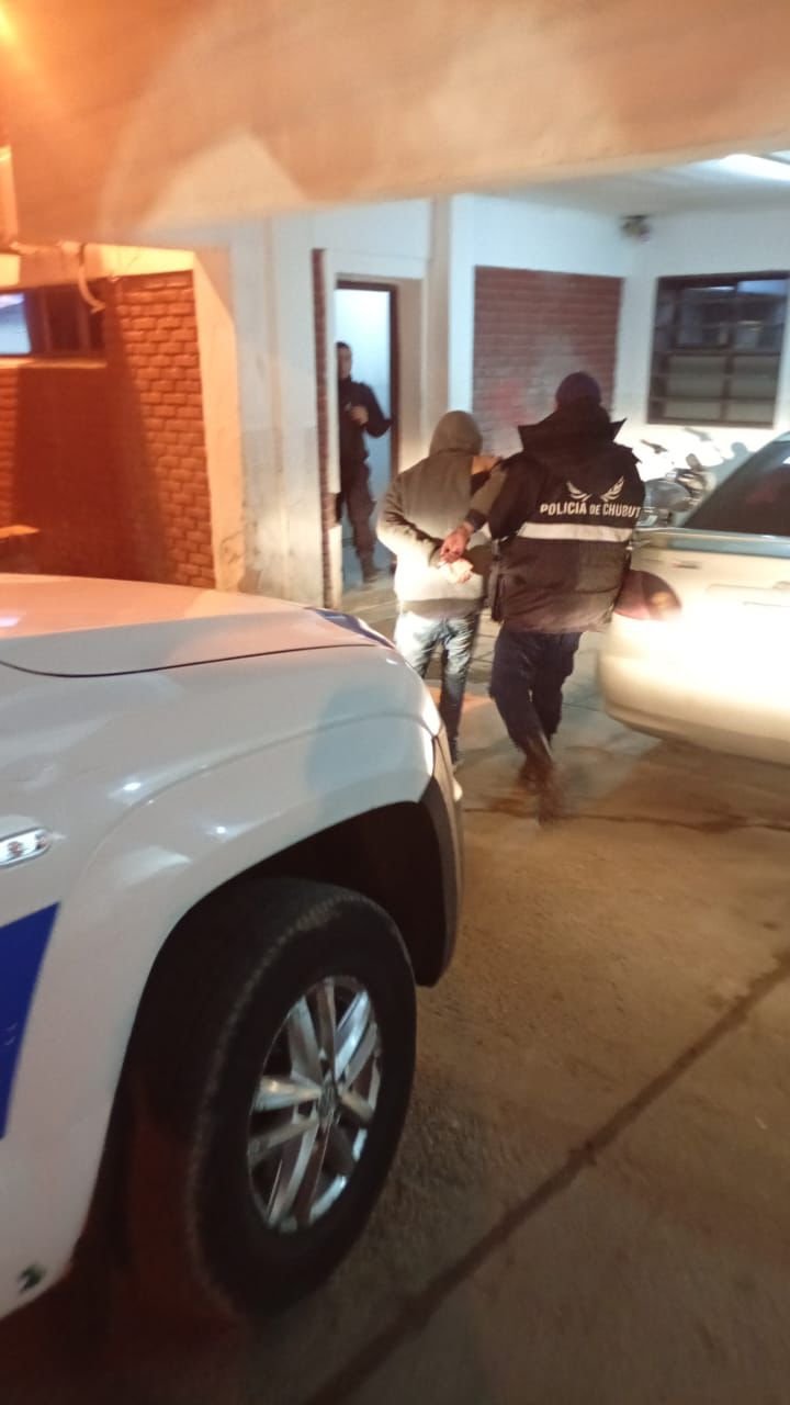 Rompió la luneta de un auto, robó una amoladora y la policía lo atrapó