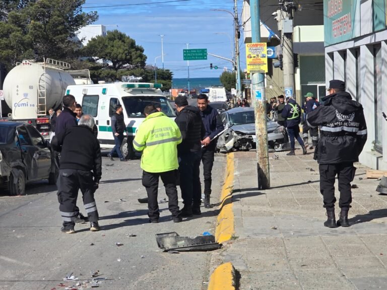 Colectivos sin frenos impactó con tres vehículos