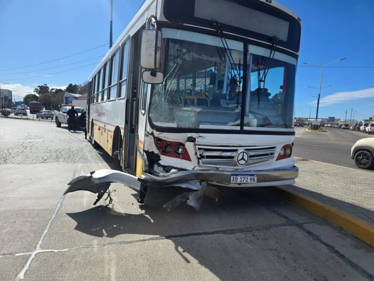 El colectivo accidentado iba sin pasajeros: “Estaban llevándolo al taller”
