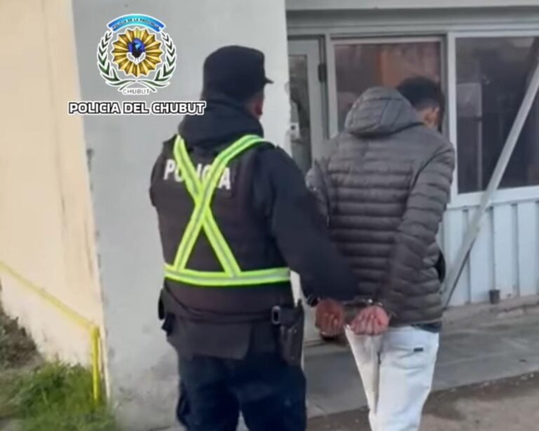 Realizaban patrullaje preventivo en plazas y dieron con un prófugo de la Justicia