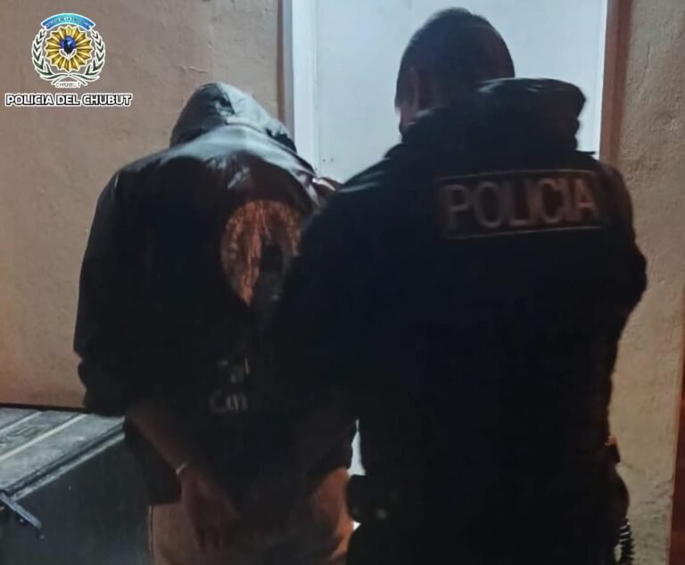 Ingresó al patio de una vivienda y lo sorprendieron espiando por la ventana