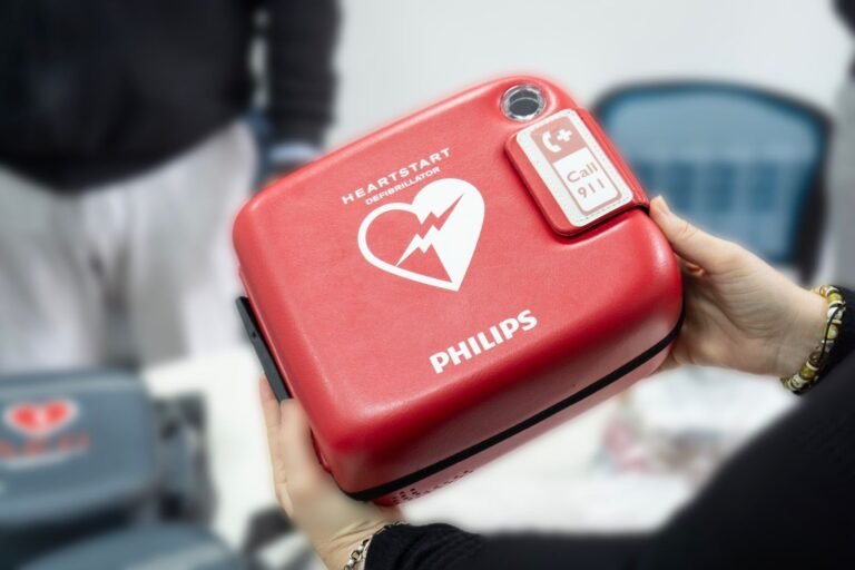 Refuerzan la seguridad en espacios públicos con nuevos desfibriladores