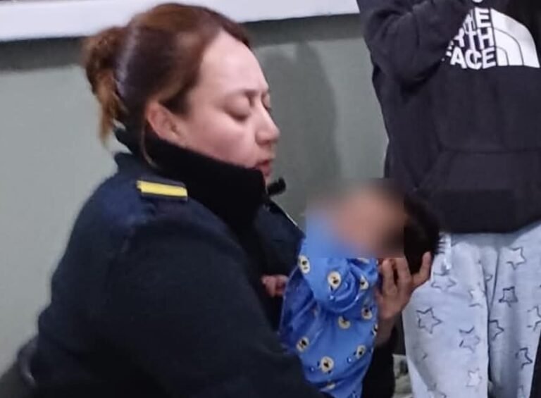 Una mujer policía salvó a un bebé de 2 meses con dificultades respiratorias