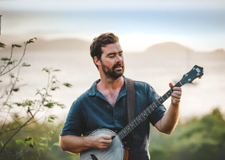 Este sábado Finn llega con su música irlandesa al Centro Cultural