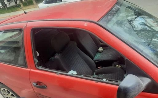 Rompió el vidrio de un auto con un escombro, quiso escapar y terminó detenido