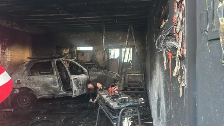 Un calefactor explotó y desató un incendio en un taller mecánico