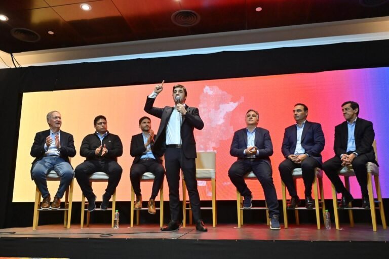 “Estamos cansados de elegir entre los que abandonan la obra pública y los que se la afanan”