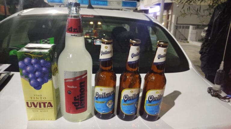 Compraban alcohol de madrugada y les secuestraron las bebidas