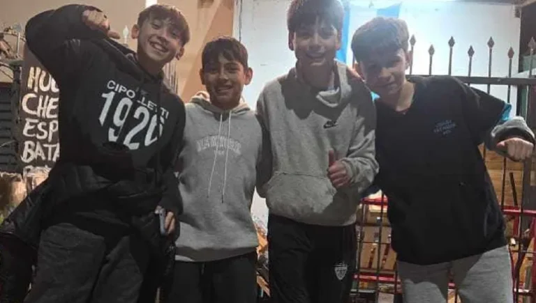 Se quedó sin botines y sus compañeros le compraron un par nuevo para que siga jugando