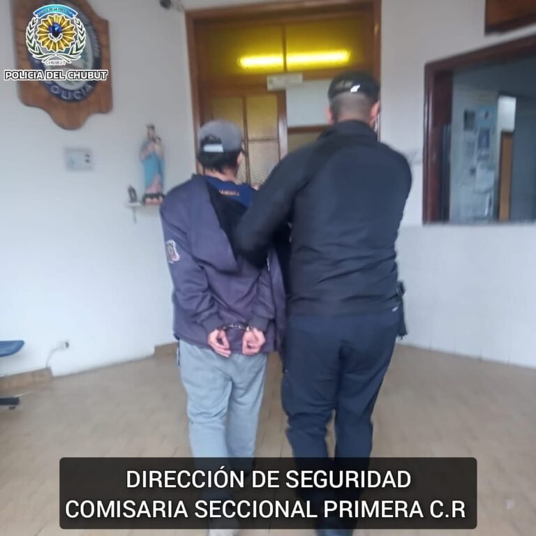Intentó robar un pantalón y terminó reducido por los empleados del local