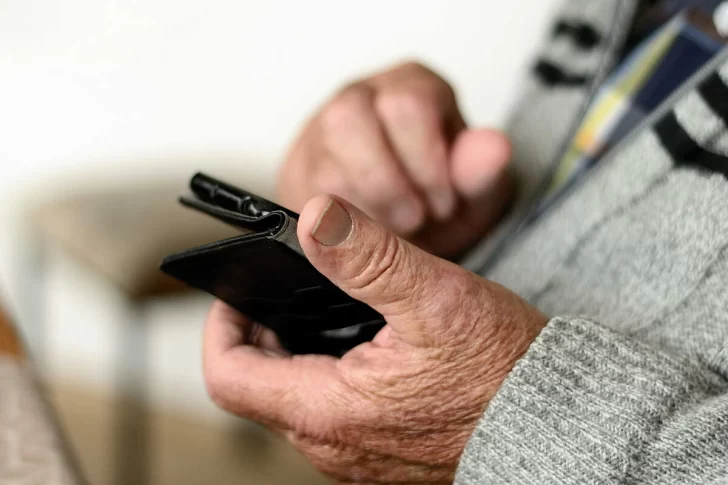 Engañaron a un abuelo por WhatsApp y le robaron medio millón de pesos