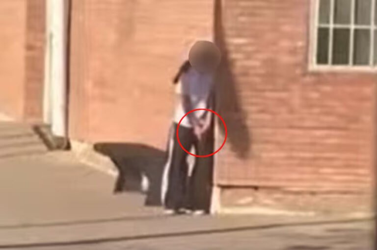 Una nena se atrincheró con un arma y efectuó dos disparos en una escuela