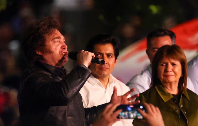 Milei lanzó la campaña en Córdoba y aseguró que los audios fueron hechos con IA