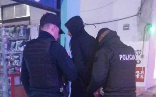 Lo detuvieron tras intentar abrir autos y confrontar a la policía