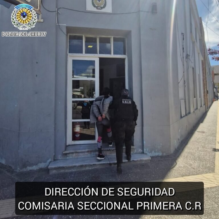 Una joven bebía alcohol en un supermercado y descubrieron que tenía pedido de captura
