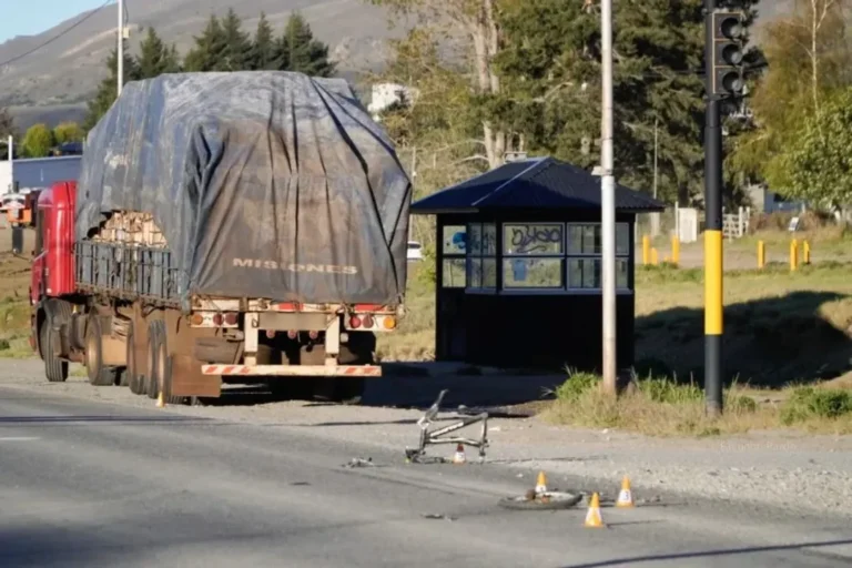 Tragedia en Ruta 40: un niño fue embestido por un camión y está en terapia intensiva