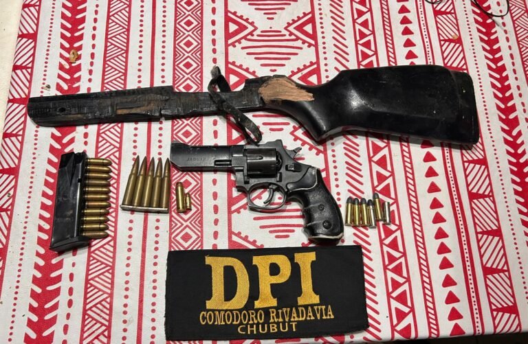 En 19 allanamientos, secuestran armas, droga, dinero en efectivo y una cantidad inédita de municiones