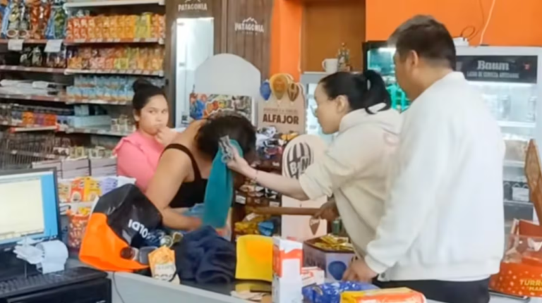 La cajera de un supermercado chino agarró de los pelos y golpeó a una mujer que quiso robar