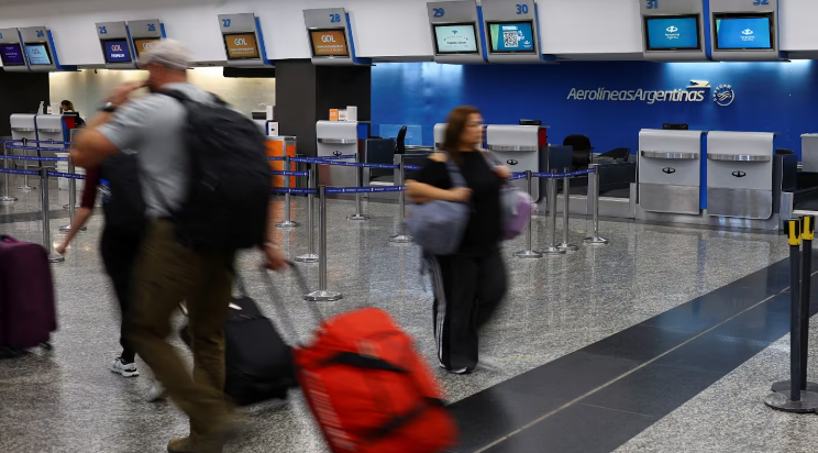Por el paro de pilotos, Aerolíneas Argentinas anticipó demoras en 95 vuelos