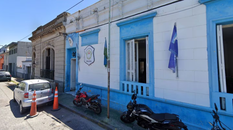 Un adolescente de 16 años mató a cuchillazos al exnovio de su mamá para defenderla