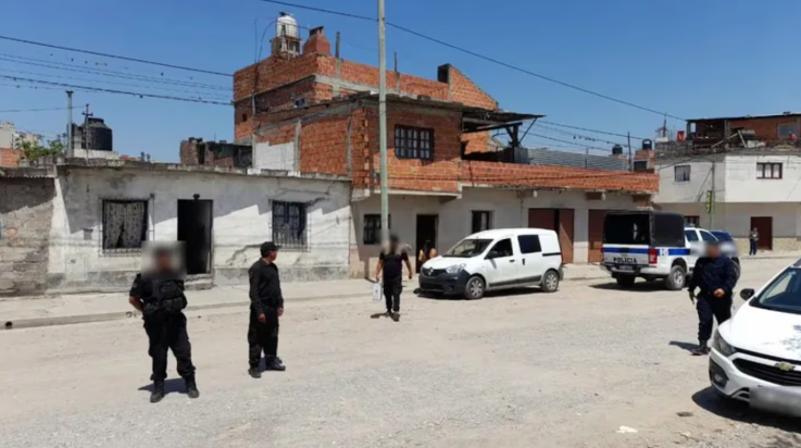 Un joven mató a su mamá, convivió con el cuerpo durante dos semanas y se tiró de un puente