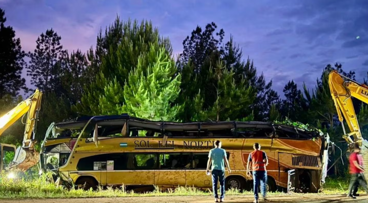 Cómo sigue la salud de los pasajeros del micro que chocó y cayó a un arroyo