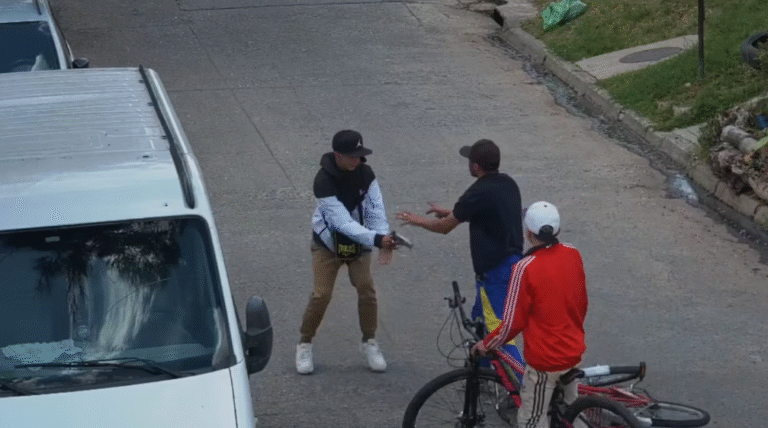 Dos amigos discutieron en la calle, uno mató al otro a tiros y le robó la bicicleta