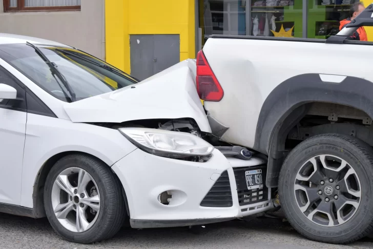 Un policía se descompensó al volante y provocó un choque en cadena