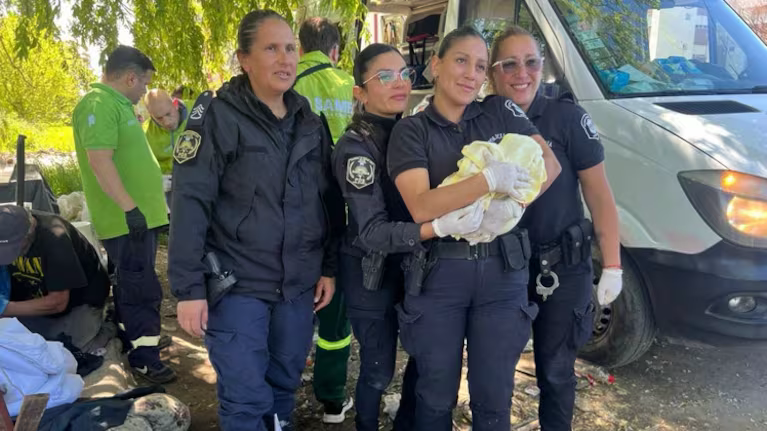 Policías ayudaron a una mujer en situación de calle a dar a luz