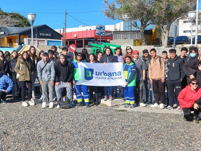 Más de 60 estudiantes participaron de una jornada de limpieza de playas junto a Urbana