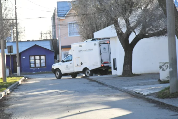 Muerte sospechosa: un jubilado fue hallado colgado con las manos atadas en el patio de su casa