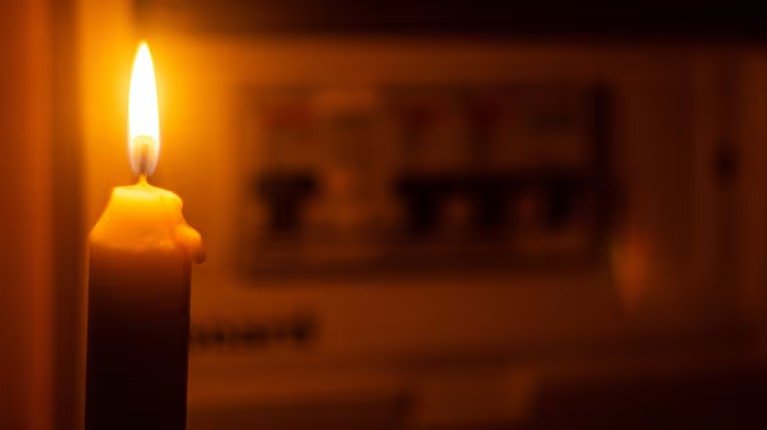 Amplio corte de energía afecta a varios barrios: no hay horario de normalización