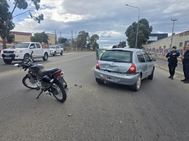 Fuerte accidente: un motociclista resultó herido tras chocar contra un auto
