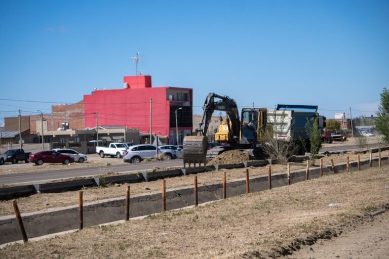 Intensifican las tareas de mantenimiento y limpieza de desagües en distintos puntos de la ciudad