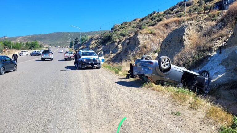 Impactante vuelco en Avenida Polonia: dos mujeres fueron trasladadas al hospital