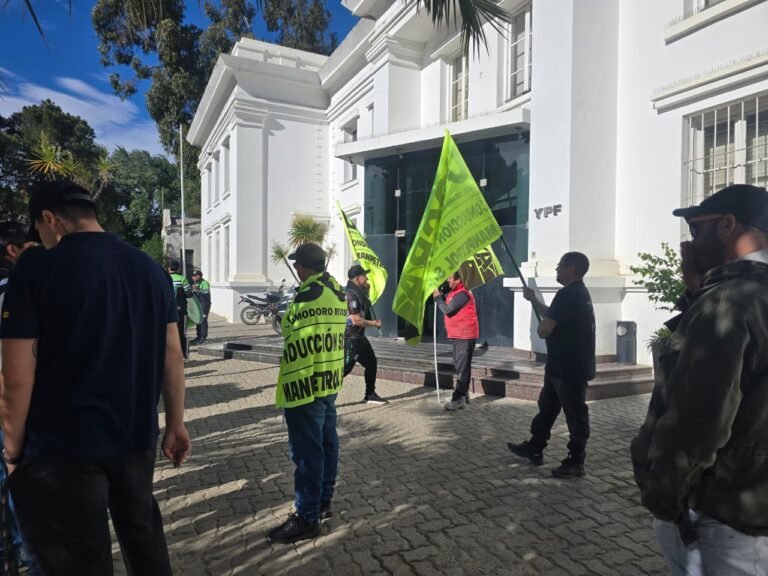 Trabajadores de UOCRA reclaman a YPF la falta de pago por despidos voluntarios