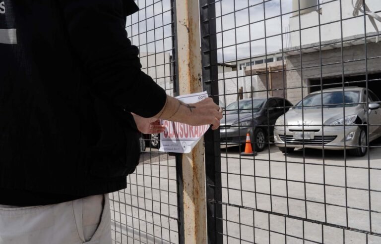 Clausuran dos agencias de autos en zona sur por falta de habilitación comercial