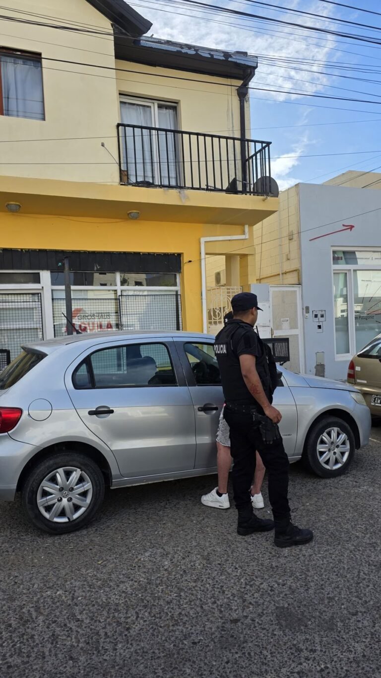 Intentó recuperar su celular robado y el vendedor lo amenazó con un arma blanca