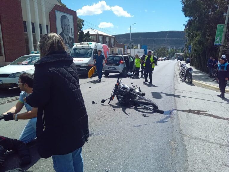 Choque entre un auto y una moto en Km 3: “Posiblemente alguno cruzó el semáforo en rojo”
