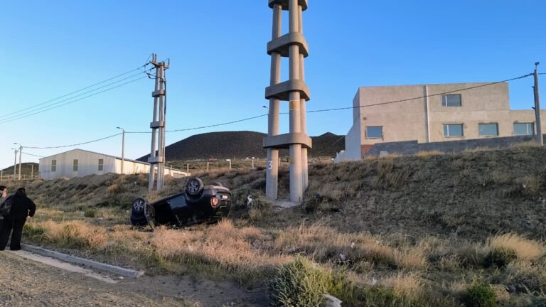 Perdió el control del vehículo y volcó en el ingreso al barrio Padre Corti