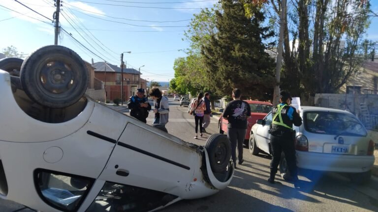 Un joven de 19 años chocó contra dos autos estacionados y terminó volcando