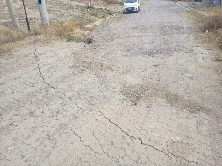 Nuevo hundimiento de calle en Km 3 genera preocupación entre los vecinos