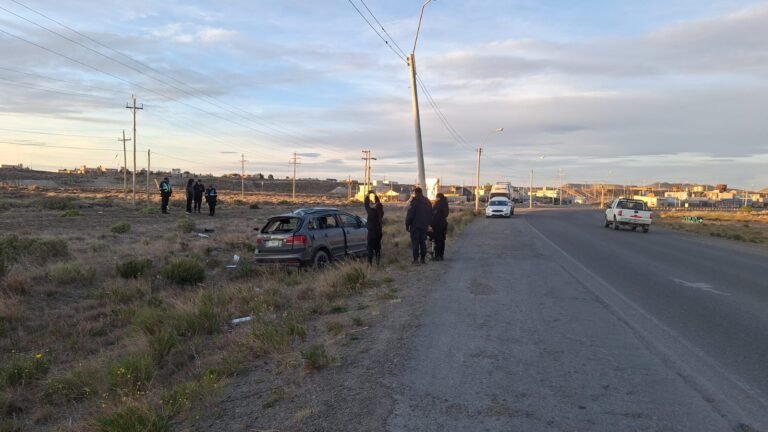 El conductor del auto que volcó en Km 8 tenía cocaína: está internado bajo custodia