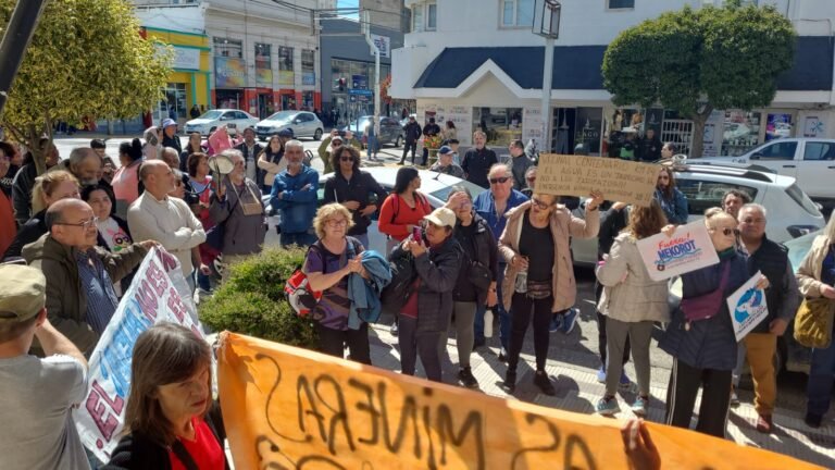 Crece el malestar por la falta de agua: vecinos se manifestaron frente a la SCPL