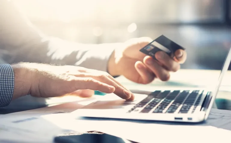 Usó la tarjeta de un veterano de Malvinas y gastó más de 4 millones en compras online