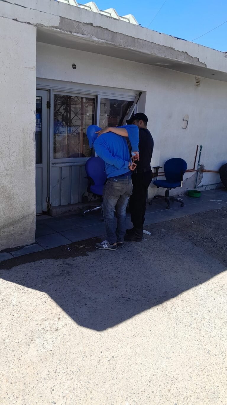 Un hombre quiso robar fiambres y quesos escondiéndolos en su ropa: terminó detenido