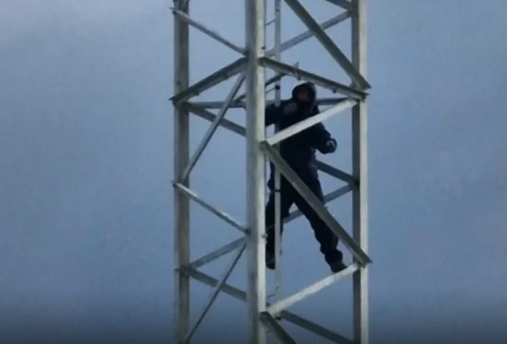 Tensión: lo despidieron, subió a una antena y amenazó con arrojarse al vacío