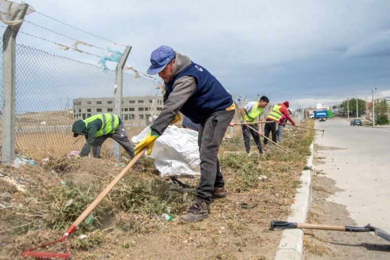 Con 86 operarios, avanzan los trabajos de limpieza y mantenimiento en el barrio Stella Maris